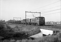 159827 Afbeelding van drie diesel-electrische locomotieven uit de serie 2200/2300 van de N.S. met een ertstrein ter ...